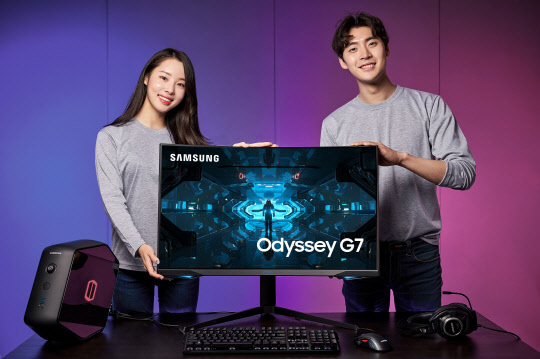 삼성전자는 1일 업계 최초로 1000R 곡률을 적용한 '오디세이(Odyssey) G7' 커브드 게이밍 모니터 2종(32형·27형)을 국내 시장에 출시한다.   삼성전자 제공